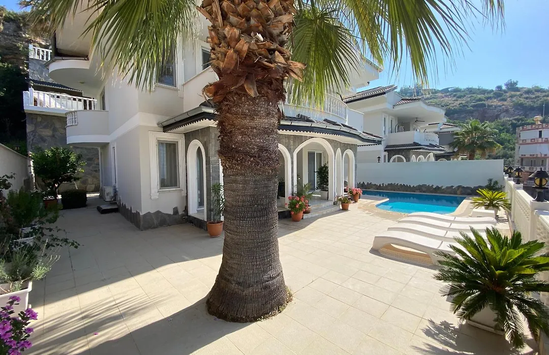 Villa mit einzigartigem Ausblick-1